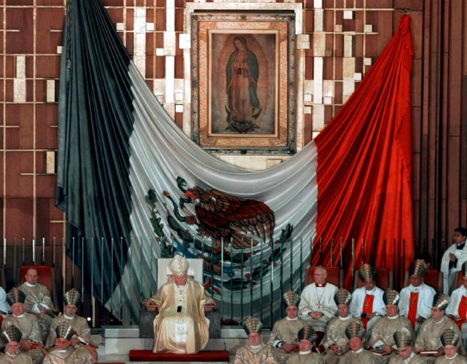 El papa Juan Pablo II, con el ayate a su espalda, durante un viaje a México en 1999.