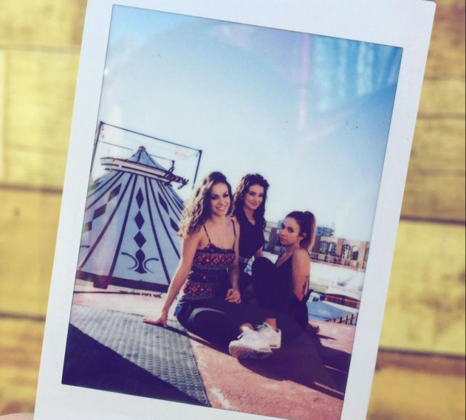 Niedziela Raluy, su hermana Emily Raluy y la zaragozana Alba Campos en el circo Raluy.