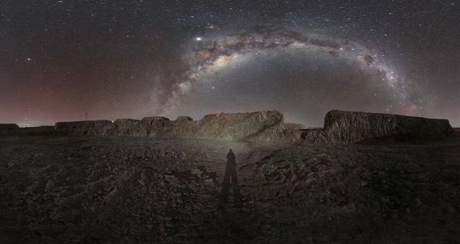 Un hermoso conjunto de estrellas y la banda brumosa de la Vía Láctea en la montaña chilena Cerro Armazones, durante la construcción del telescopio ELT. Una noche sin luz de Luna.