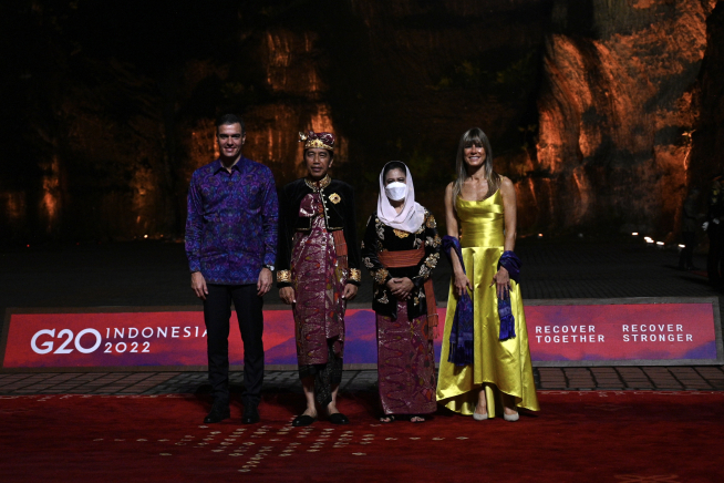 Los líderes del G20 visten camisas tradicionales indonesias en cena de gala
