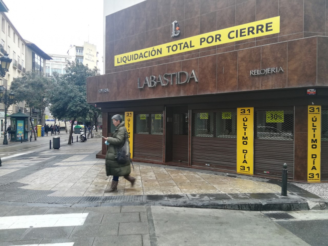 Acera sorpresa paraguas Cierran La Ferretera Aragonesa y Alfombras Miguel en Zaragoza, dos tiendas  centenarias