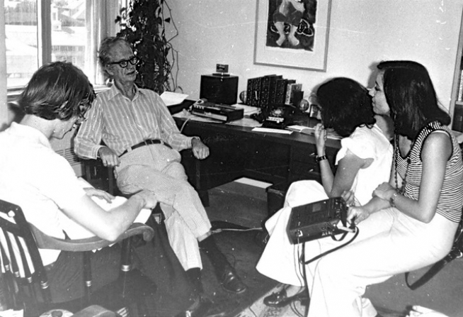 Los psicólogos Soledad Redondo y Alfredo Martínez, en su visita a B. Frederic Skinner, en 1974