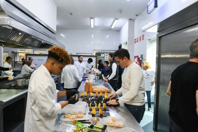 Preparación de las tapas en las cocinas del Aura.