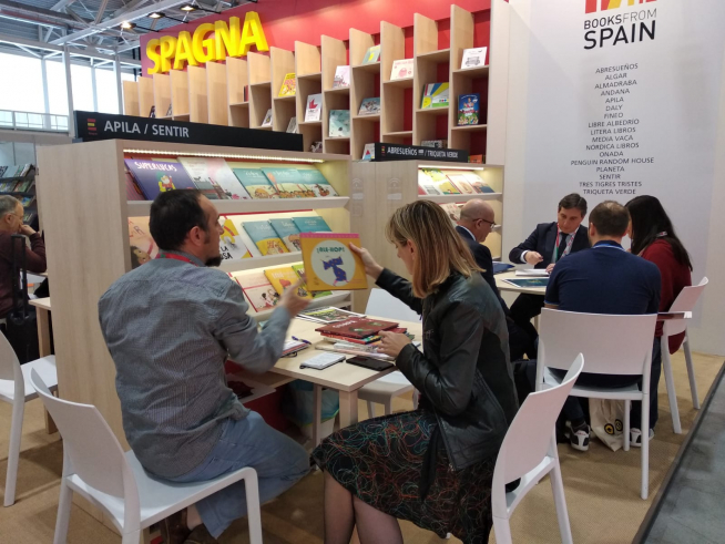 Edu Flores y Raquel Garrido, promotores del Salón de Libro Infantil de Alagón, en una feria.