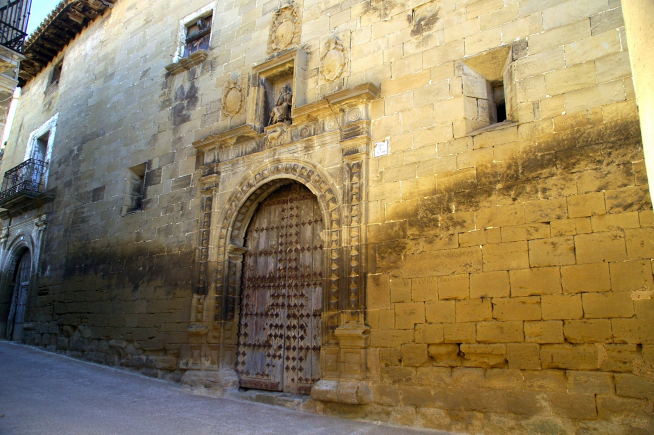 Portada renacentista de la antigua iglesia de San Andrés de Uncastillo, con manchas de humedad