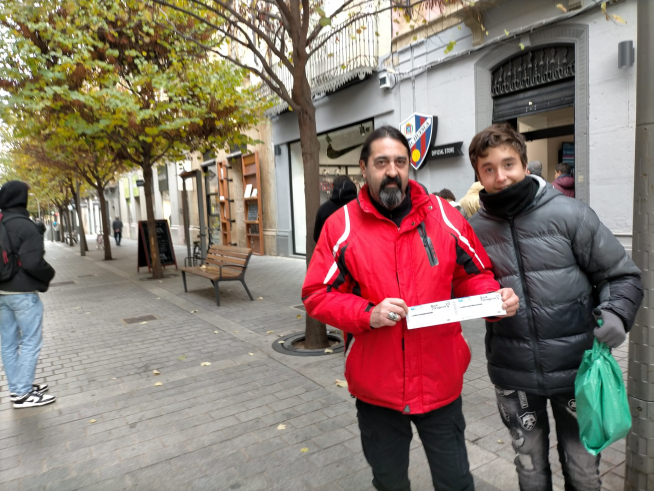 Javier e Ibai, abuelo y nieto aficionados de la SD Huesca desplazados desde Zaragoza para conseguir las entradas del derbi.