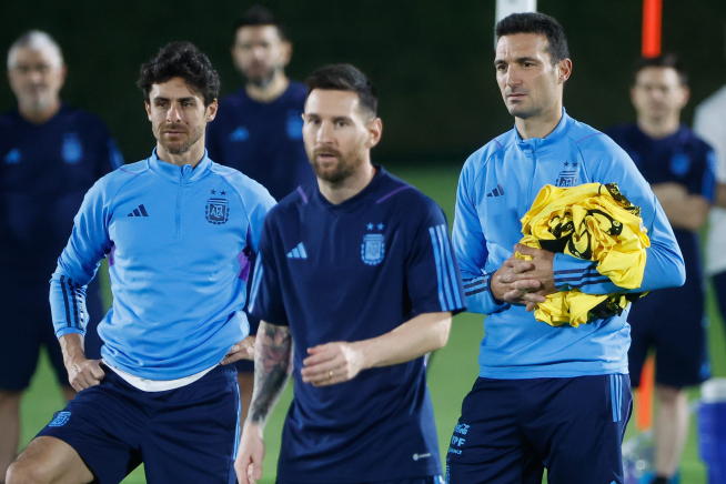 Aimar acompaña a Messi y Scaloni en un entrenamiento