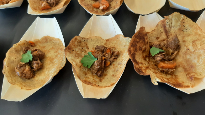 Tacos de ternasco y guijas.