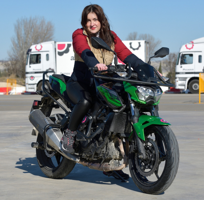 Raquel Arnaudas, en una clase de moto en Educatrafic.
