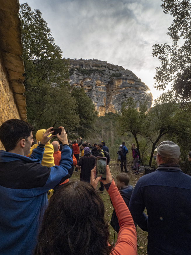 El sol atraviesa un agujero natural en la roca para incidir en la ermita.