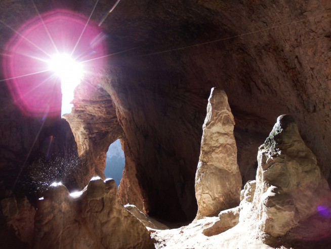 Momento en el que el sol entra e ilumina la cueva de la Mezquita.