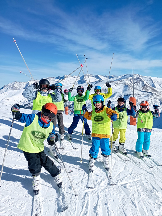 Escolares del colegio Santa Ana de Huesca esquiando esta semana en Cerler.