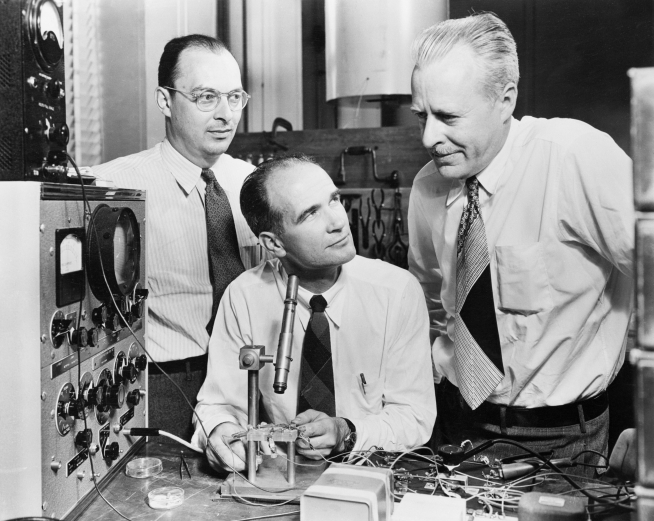 De izquierda a derecha, John Bardeen, William Shockley y Walter Brattain, en una imagen tomada en 1948.