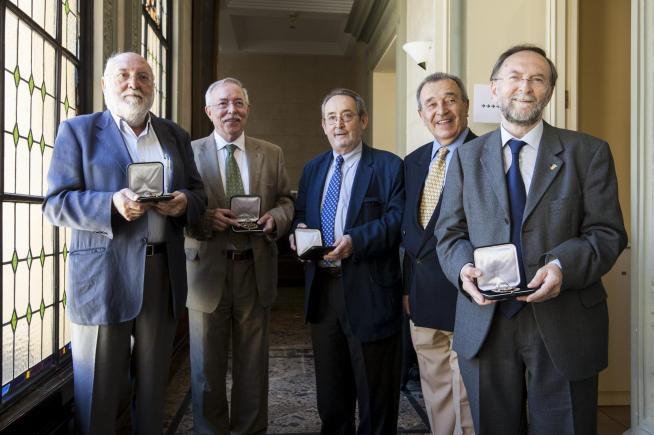 En 2013 recibieron la Medalla del Centro Aragonés Gonzalo Borrás, Guillermo Fatás, Carlos Forcadell y José Verón Gormaz. El cuarto por la izquierda es el presidente Jacinto Bello.