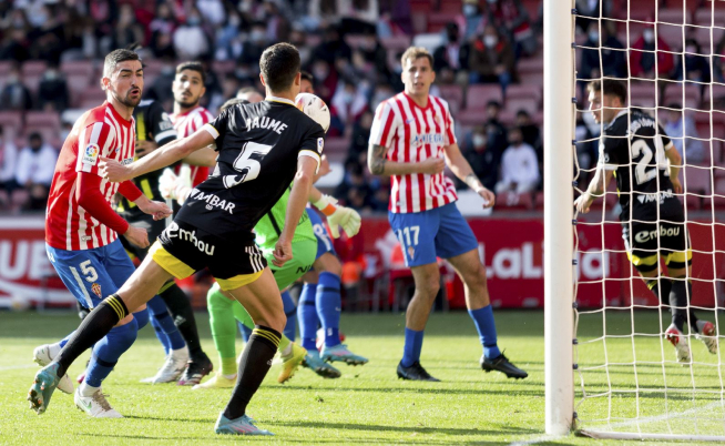 Grau anota con el pecho el 0-1 en el partido que el Real Zaragoza venció por 1-2 en la liga pasada en Gijón.