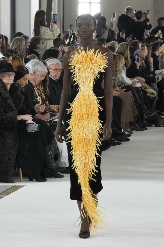 Desfile de Schiaparelli en la Semana de la Moda de Alta Costura en París