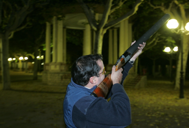 Imagen de archivo de una cacería nocturna de estorninos en el parque Miguel Servet con cartuchos subsónicos en 2005.