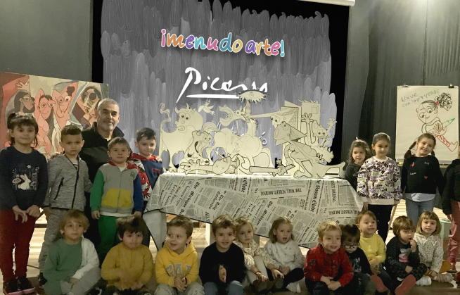 Agustín Lorés con niños y niñas participantes en el programa 'Menudo arte' que conmemora el 50º aniversario de la muerte de Picasso.