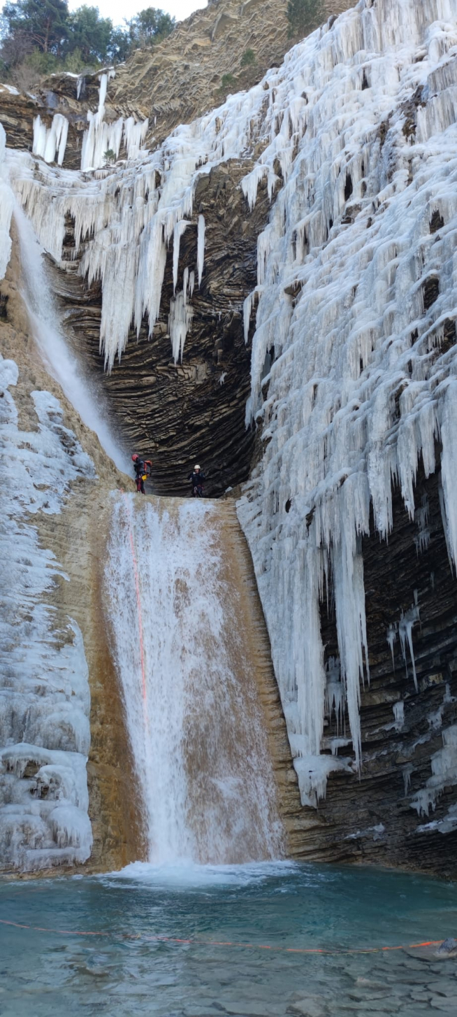 Carámbanos de hielo en la cascada de Orós Bajo.