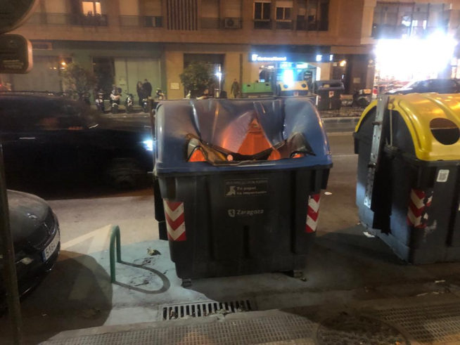Contenedor ardiendo este domingo en la avenida de César Augusto.