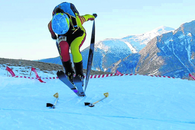 Imagen de uno de los esquiadores retirando las pieles de foca de sus tablas.