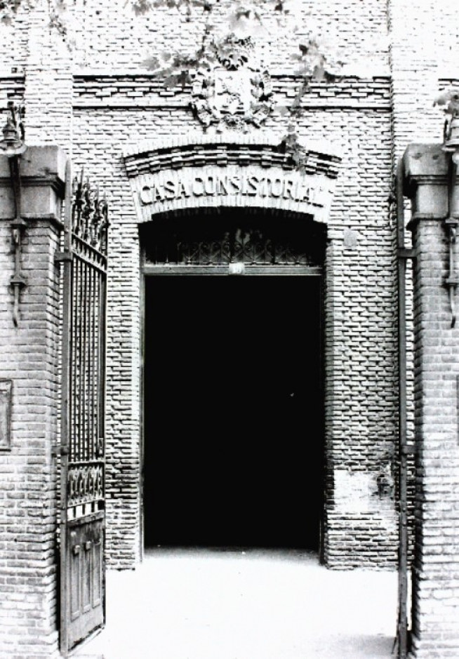 La entrada al edificio cuando era la Casa Consistorial.