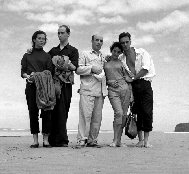 La familia Saura en la playa de Santander en los 50. Carlos Saura es el joven de blanco que está a la derecha.