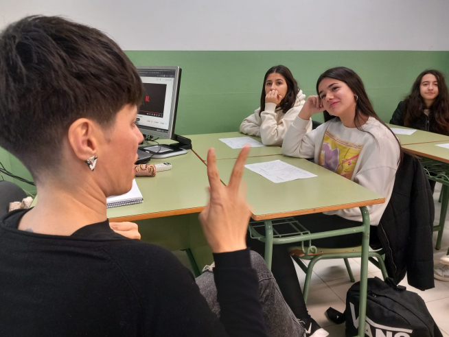 Carlota Martínez, aluna de 4º de ESO con discapacidad auditiva, en clase con su intérprete, Esther Calvo.