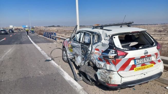 Estado del vehículo de mantenimiento tras el accidente en la Z-40 de Zaragoza.