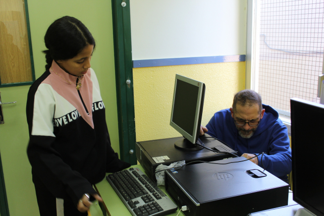 Los voluntarios impartieron un taller formativo a los alumnos beneficiados.