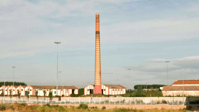 La imponente chimenea de la azucarera de Luceni.