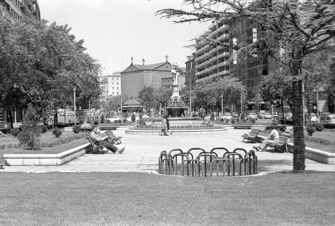 Otra vista, esta algo más reconocible, del paseo de la Constitución.