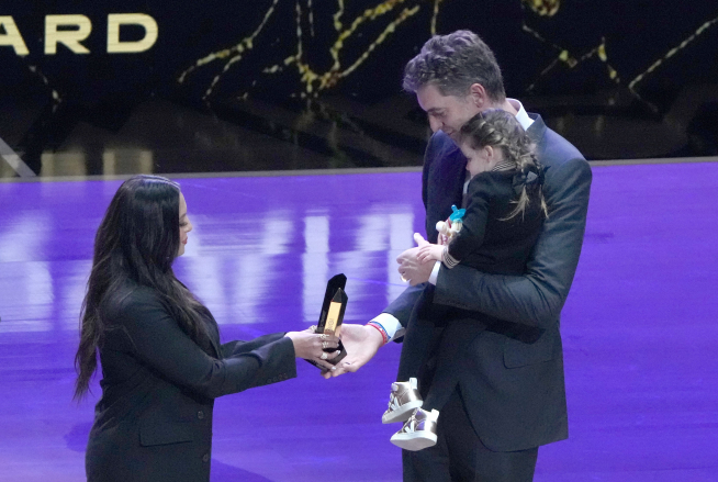 Pau Gasol recibe el premio honorífico Kobe & Gigi Bryant de la WNBA por su apoyo y sus contribuciones al desarrollo del baloncesto femenino.