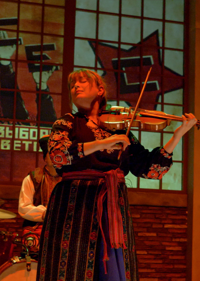 Tereza Polyvka abrazada a su violín y a los sonidos ucranianas y cíngaros.