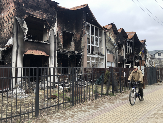 Un ciclista pasa por delante de una fila de casas destruidas.
Un ciclista pasa por delante de una fila de casas destruidas.

Un ciclista pasa por delante de una fila de casas destruidas.