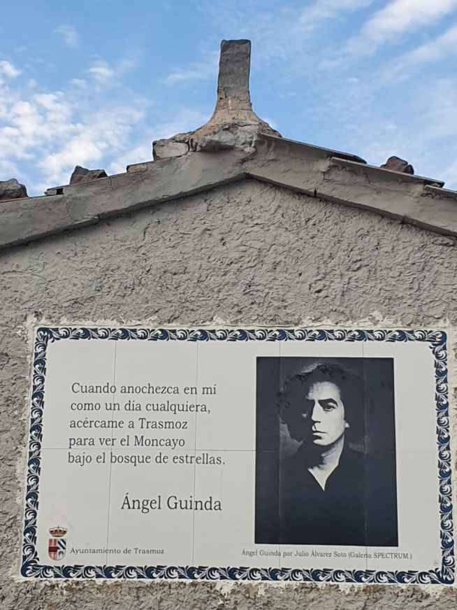 Un poema de Ángel Guinda, colocado en Trasmoz, cerca del cementerio donde reposan sus restos.