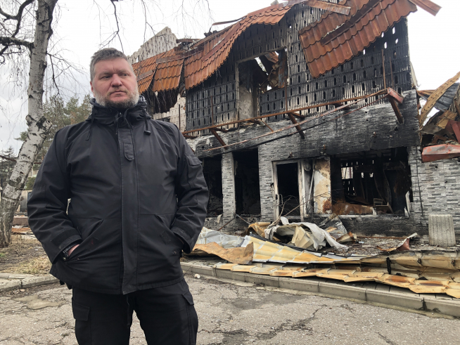 El alcalde Volodimir  Rivalkin ante un edificio destruido en Sviatogirsk