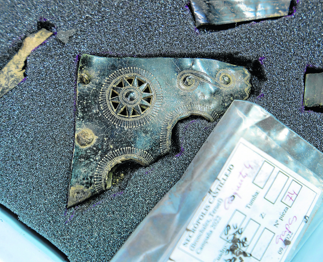 Una de las piezas más singulares y refinadas procedentes del yacimiento del Castillejo es un broche de bronce de 15 por 15 centímetros decorado con tres estrellas de 10 puntas troqueladas, espirales y otros grabados.