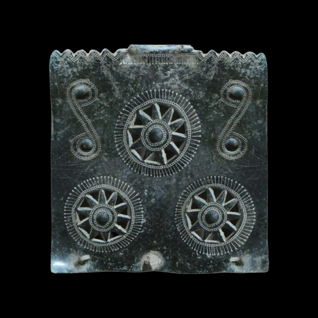 Un broche único. Una de las piezas más singulares y refinadas procedentes del yacimiento del Castillejo es un broche de bronce de 15 por 15 centímetros decorado con tres estrellas de 10 puntas troqueladas, espirales y otros grabados. Fue incorporado, doblado, a un ajuar funerario y ha sido reconstruido virtualmente.