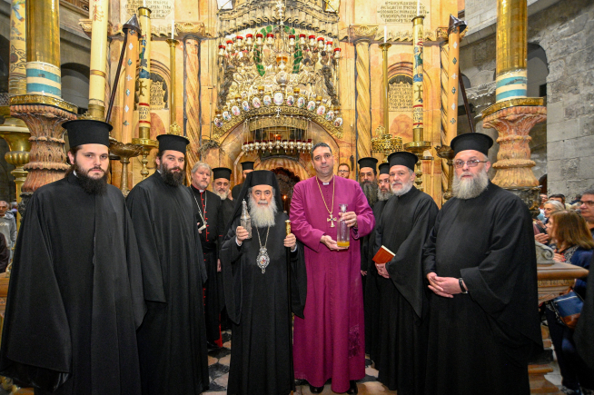 El patriarca greco-ortodoxo, Teófilo III, y el arzobispo anglicano, Hosam Naum, tras consagrar en Jerusalén el aceite que servirá para la unción de Carlos III en su coronación.