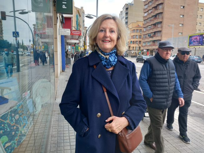 Ana R., jubilada, en la avenida de Goya de Zaragoza.