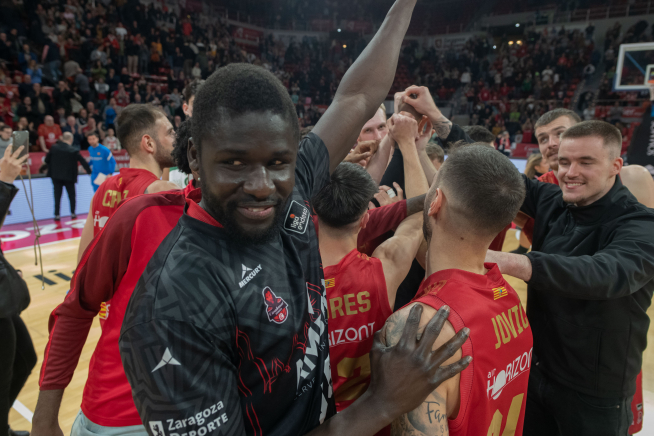 Maodo Nguirane, en primer término, sonríe tras derrotar el pasado sábado al Barça.