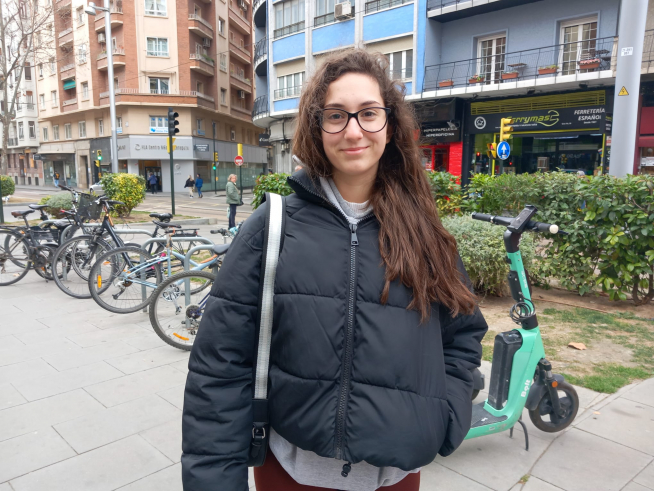 Paula Longares, estudiante de la UNED, en la Gran Vía de Zaragoza.