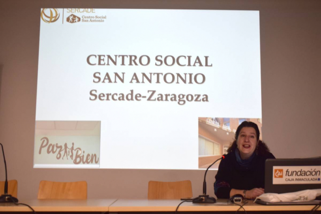 Jessica Clemente, coordinadora local de Sercade en Aragón, en el Centro Joaquín Roncal de Zaragoza.