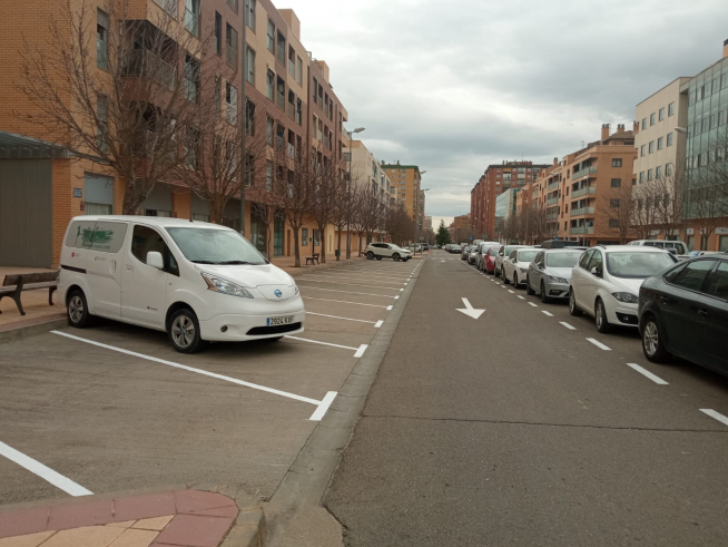 Se han pintado nuevas plazas en los dos carriles centrales del tramo final de la avenida Pirineos de Huesca y otras en espiga en los laterales.