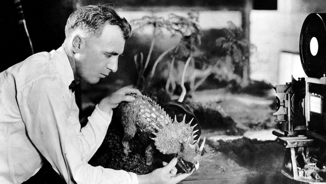 Willis O’Brien, el auténtico padre de los dinosaurios en el cine, animando una maqueta de Triceratops en ‘The Lost World’ (1925).