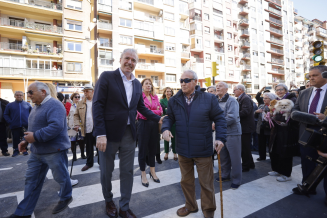 El alcalde, Jorge Azcón, y la concejal de Servicios Públicos y candidata del PP al Ayuntamiento, Natalia Chueca, saludan a los vecinos en la inauguración de la avenida de Navarra.