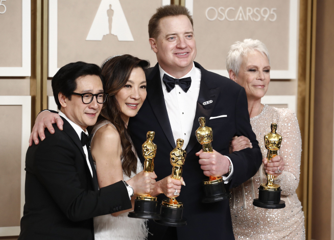 Ke Huy Quan, Michelle Yeoh, Brendan Fraser y Jamie Lee Curtis, los cuatro ganadores de los Oscar de interpretación.