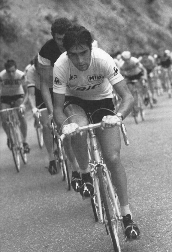 Luis Ocaña en una etapa del Tour de Francia. Aparece en varias ocasiones en 'El imperio de las luces'.