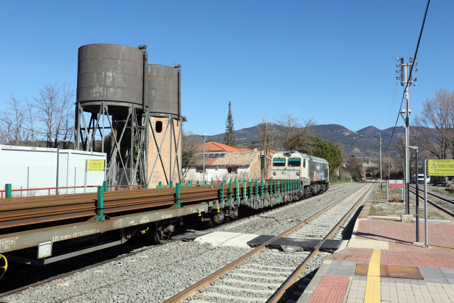 Tren carrilero este miércoles, a su llegada a la estación de Ayerbe.